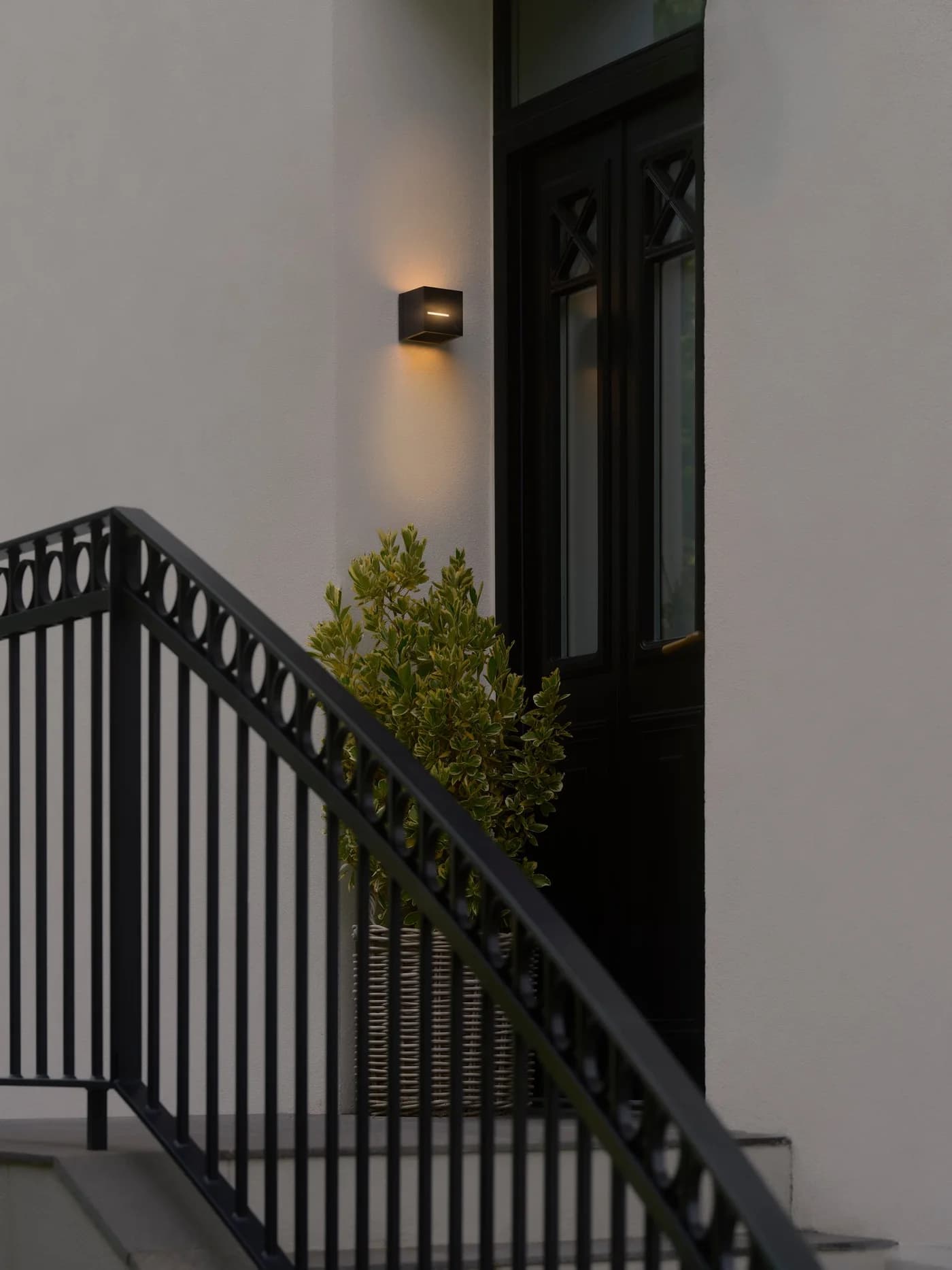Rivo Wall Black